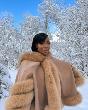 Noémie Abossolo Instagram - SNOW MAKE ME HAPPY ☃️❄️
 
Le modèle de ma veste est la SAHARA 🍂

💇🏽‍♀️: @newconceptbyrims 

#gifting #megeve #ski