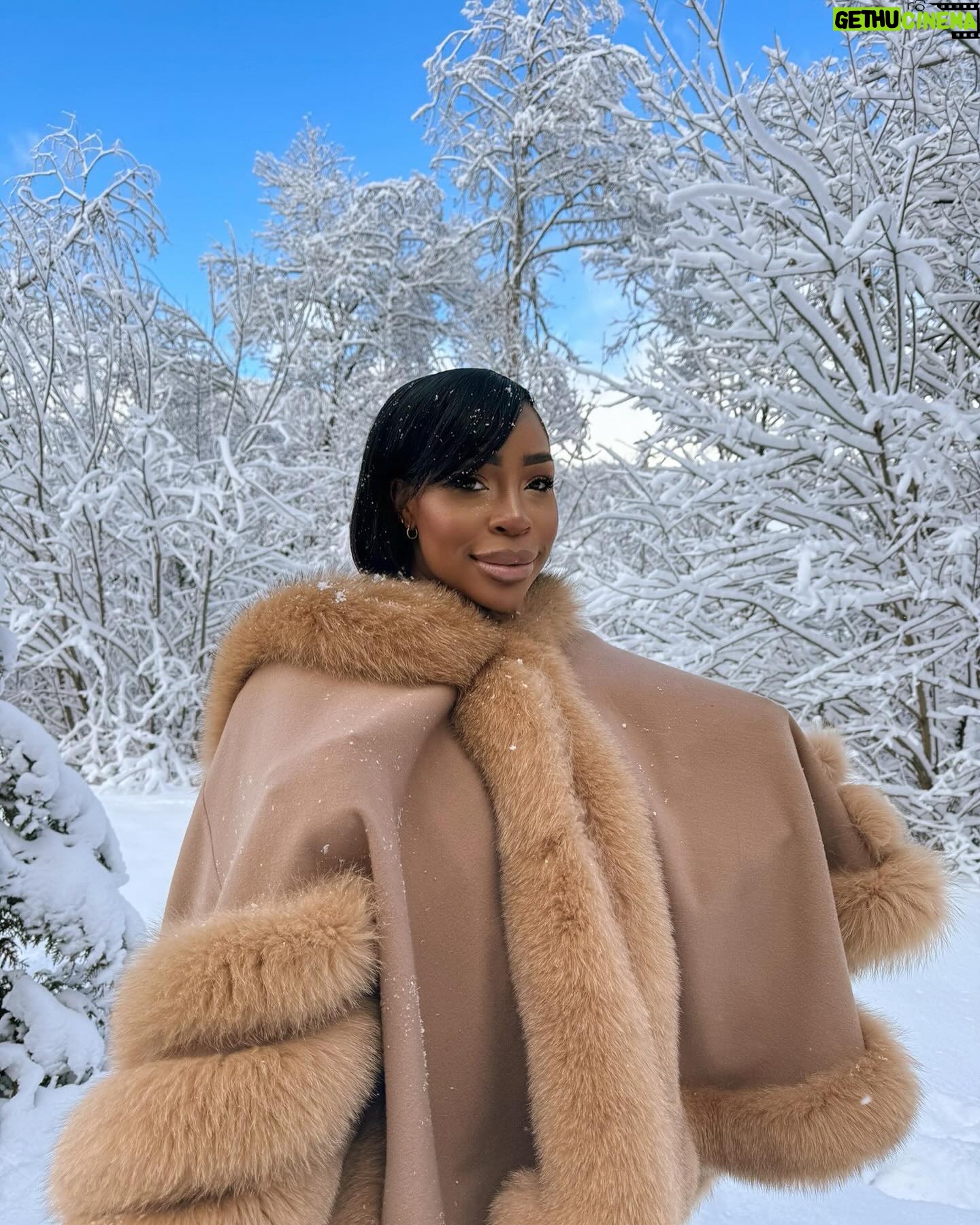 Noémie Abossolo - 25.4K Likes - SNOW MAKE ME HAPPY ☃️❄️
Le modèle de ma veste est la SAHARA 🍂
💇🏽♀️: @newconceptbyrims
#gifting #megeve #ski