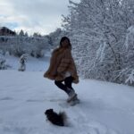 Noémie Abossolo Instagram - SNOW MAKE ME HAPPY ☃️❄️ Le modèle de ma veste est la SAHARA 🍂 💇🏽‍♀️: @newconceptbyrims #gifting #megeve #ski