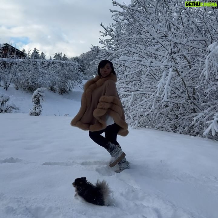 Noémie Abossolo - 25.4K Likes - SNOW MAKE ME HAPPY ☃️❄️
Le modèle de ma veste est la SAHARA 🍂
💇🏽♀️: @newconceptbyrims
#gifting #megeve #ski