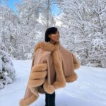 Noémie Abossolo Instagram - SNOW MAKE ME HAPPY ☃️❄️ Le modèle de ma veste est la SAHARA 🍂 💇🏽‍♀️: @newconceptbyrims #gifting #megeve #ski