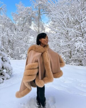 Noémie Abossolo Instagram - SNOW MAKE ME HAPPY ☃️❄️
 
Le modèle de ma veste est la SAHARA 🍂

💇🏽‍♀️: @newconceptbyrims 

#gifting #megeve #ski