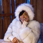 Noémie Abossolo Instagram - MEGÈVE EST À QUI ? ❄️ Ma veste viens de chez @aylimparis c’est le modèle brooklyn fur 🦊 Mon chapeau viens de chez @prettylittlething ✨