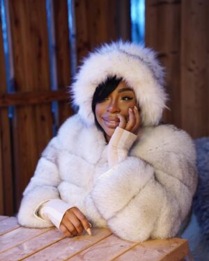 Noémie Abossolo Instagram - MEGÈVE EST À QUI ? ❄️
 
Ma veste viens de chez @aylimparis c’est le modèle brooklyn  fur 🦊

Mon chapeau viens de chez @prettylittlething ✨