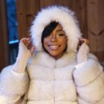 Noémie Abossolo Instagram - MEGÈVE EST À QUI ? ❄️ Ma veste viens de chez @aylimparis c’est le modèle brooklyn fur 🦊 Mon chapeau viens de chez @prettylittlething ✨