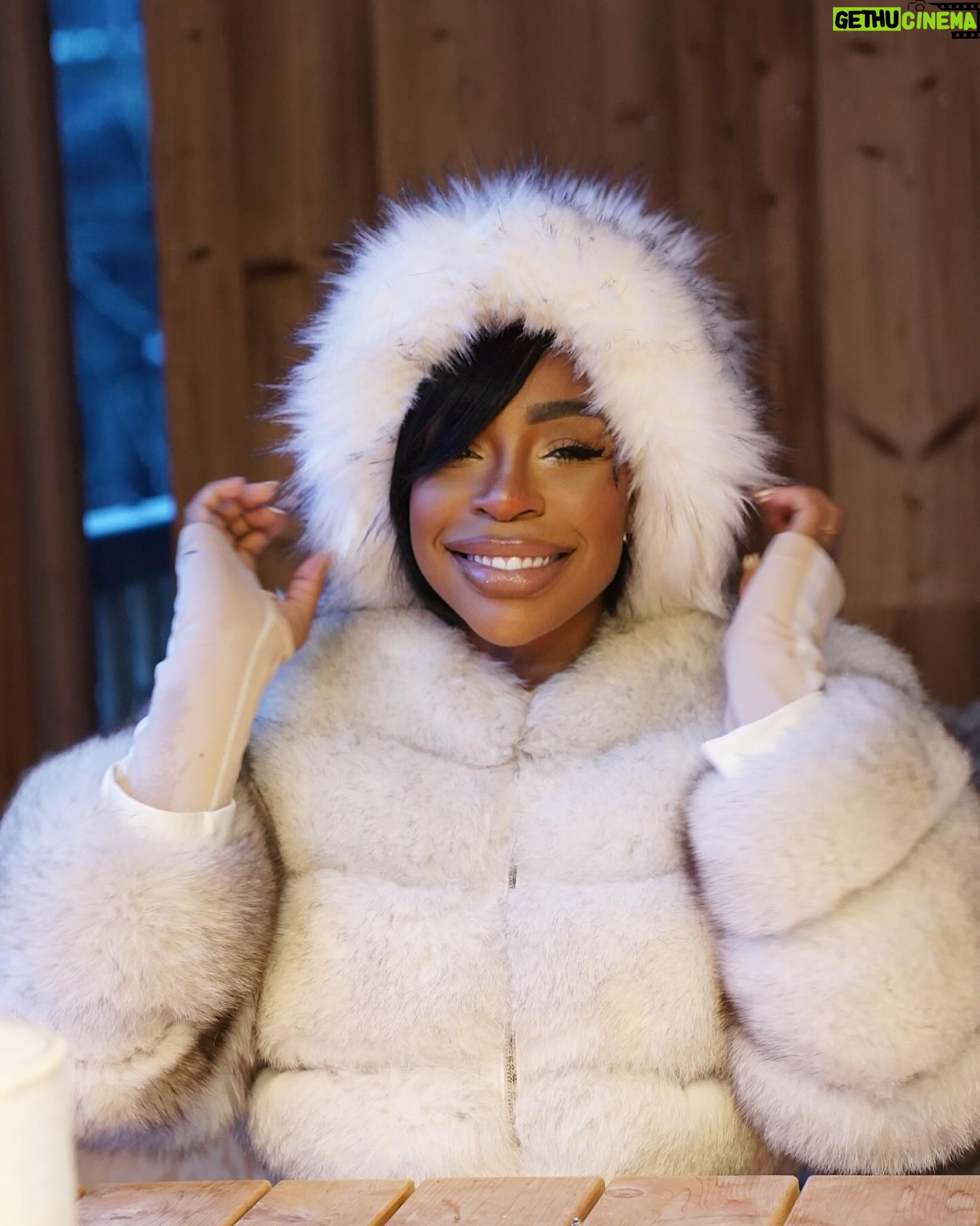 Noémie Abossolo - 14K Likes - MEGÈVE EST À QUI ? ❄️
Ma veste viens de chez @aylimparis c’est le modèle brooklyn fur 🦊
Mon chapeau viens de chez @prettylittlething ✨