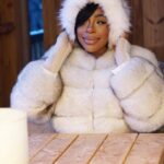 Noémie Abossolo Instagram - MEGÈVE EST À QUI ? ❄️ Ma veste viens de chez @aylimparis c’est le modèle brooklyn fur 🦊 Mon chapeau viens de chez @prettylittlething ✨