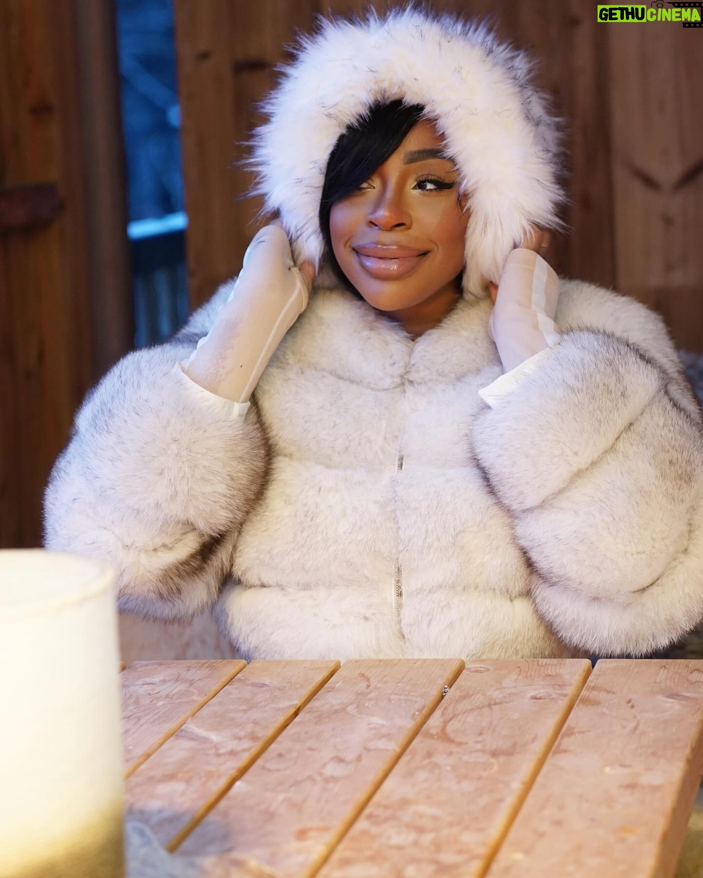 Noémie Abossolo - 14K Likes - MEGÈVE EST À QUI ? ❄️
Ma veste viens de chez @aylimparis c’est le modèle brooklyn fur 🦊
Mon chapeau viens de chez @prettylittlething ✨