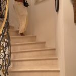 Noémie Abossolo Instagram - ✨🥂NIGHT 🥂✨ Cet ensemble est un de mes favori de ma sélection PLT ,pour mes vacances sur la Côte d’Azur.☀️ Simple et classe que ce soit avec des sandales à talons ou plate j’aime trop 🥰. Vous avez les liens de tout mes outfits fav PLT dans ma bulle mes belles. 🤝🏾🛍️ 👗: @prettylittlething 💇🏽‍♀️: @newconceptbyrims Collaboration rémunéré* #prettylittlething
