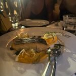 Noémie Abossolo Instagram - ✨🥂NIGHT 🥂✨ Cet ensemble est un de mes favori de ma sélection PLT ,pour mes vacances sur la Côte d’Azur.☀️ Simple et classe que ce soit avec des sandales à talons ou plate j’aime trop 🥰. Vous avez les liens de tout mes outfits fav PLT dans ma bulle mes belles. 🤝🏾🛍️ 👗: @prettylittlething 💇🏽‍♀️: @newconceptbyrims Collaboration rémunéré* #prettylittlething