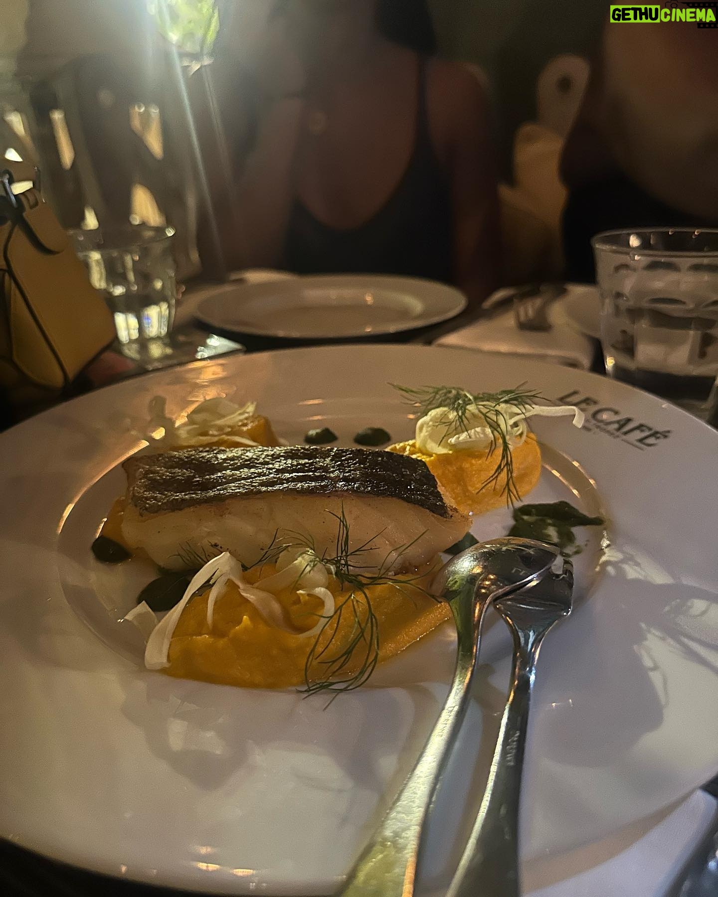 Noémie Abossolo Instagram - ✨🥂NIGHT 🥂✨ Cet ensemble est un de mes favori de ma sélection PLT ,pour mes vacances sur la Côte d’Azur.☀️ Simple et classe que ce soit avec des sandales à talons ou plate j’aime trop 🥰. Vous avez les liens de tout mes outfits fav PLT dans ma bulle mes belles. 🤝🏾🛍️ 👗: @prettylittlething 💇🏽♀️: @newconceptbyrims Collaboration rémunéré* #prettylittlething