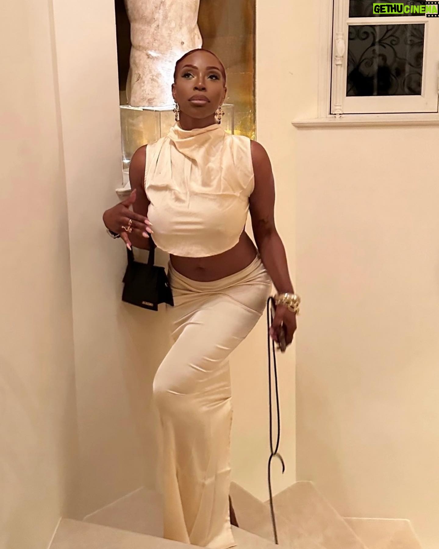 Noémie Abossolo Instagram - ✨🥂NIGHT 🥂✨ Cet ensemble est un de mes favori de ma sélection PLT ,pour mes vacances sur la Côte d’Azur.☀️ Simple et classe que ce soit avec des sandales à talons ou plate j’aime trop 🥰. Vous avez les liens de tout mes outfits fav PLT dans ma bulle mes belles. 🤝🏾🛍️ 👗: @prettylittlething 💇🏽♀️: @newconceptbyrims Collaboration rémunéré* #prettylittlething