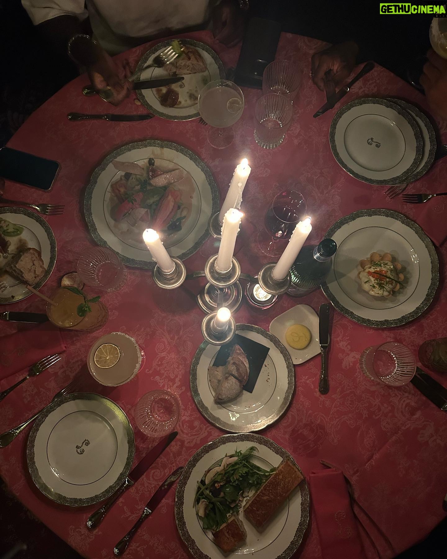 Noémie Abossolo Instagram - 🕯️🍷B.M.F 🍷🕯️ Soirée avec mon humain préféré et une de mes meilleures amie d’enfance qu’est ce que ça fait du bien … J’évolue dans un monde où les gens excelle par le vice et les interêts et c’est pour ça que c’est important pour moi de rester ancré à ma famille et mes amies d’enfance au final avec ou sans la notoriété eux resteront toujours là . 🖤❤️ #pourtoi #paris #lifestyle #foryou #explore