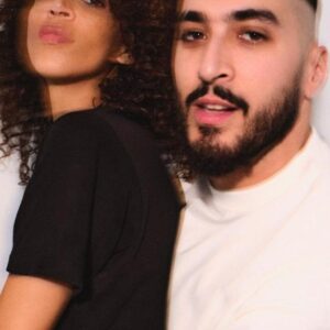 Noémie Lenoir Instagram - C’est avec 10 bonnes minutes d’avance que le directeur artistique devenu chanteur et parolier, @nabilharlow, accompagné de son acolyte de presque toujours, la modèle qu’on ne présente plus, @noemielenoiroff, rejoignent le rédacteur en chef de PAUL.E, @pkd_19, dans l’ambiance feutré et cosy des salons de l’hôtel @canopyparistrocadero. 

À peine installé·es, les confidences enrobées de sourires complices fusent. Il faut dire que ces deux fortes personnalités se connaissent bien, trop bien même. Depuis leur première rencontre à New York, leur amitié a résisté aux aléas du temps, de la distance et des relations tierces, au point de se muer en un Amour qui transcende toute définition. 

Rencontre avec les deux interprètes de ‘J’aurais aimé’, un single touchant qui parlent de sentiments passionnés et passionnels.

Ce titre est à (re)découvrir sur toutes les plateformes d’écoute. 

Crédits @nabilharlow @noemielenoiroff 

#PAULEmagazine #NabilHarlow #NoemieLenoir #chansonfrancaise #musicvideoclip #friendshipgoals