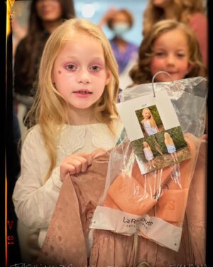 Noémie Lenoir Instagram - #neckerfashionday 
@hopital_necker 

Chers enfants,

Je ne vous cacherai pas la joie, l’admiration et la fierté qui m’ont  animée à vous voir défiler.
Vous avez été extraordinaires de courage, de ténacité, de joie, de sourire, et vous nous avez offert un show à la hauteur de ce que des plus grands professionnels peuvent produire.
Bravo!!!!! Je vous aime ❤️❤️❤️

Chers amis,
Je vous nomme ainsi car vous êtes intimement liés au succès de ce défilé. Merci à toutes les familles qui ont joué le jeu, merci aux professionnels hospitalier, 
Merci à La Directrice de Necker Mme Maya Vilayeck de nous avoir suivis et encouragés .

Nos généreux donateurs qui ont habillé les enfants et leur ont mis des étoiles dans les yeux ❤️merci du fond du cœur.

@adidas
@bashparis
@bonpoint
#fondationloreal
@hm
@ikksofficial
@jacadi_officiel
@jimmylion
@laredoute 
@ellefr 
@universpresse 

Pour les papilles de nos mannequins 
@cyrillignac

Je voudrais remercier 
•Toute l’équipe de l’hôpital Necker
•Le service politique culturel animation et action éducative 
•Tous les services civiques présent ce jour.
•Les éducatrices de l’hôpital Necker 

Nos équipes de pros qui nous ont accompagnés et grâces à qui nous avons pu rendre le show si professionnel.
@luxsense 
@christopherfeit 
@devisok 

Coiffeurs 
@nabilharlow
@Laurie.nlt
@yorendelola
@soufianesoft

Maquilleurs
@sweetmayia
@lasdumaquillage
@tiffanyfouqueil

Pour accompagner les enfants  en les préparant sereinement.
@creasanaparis (Céline  Orang)

Mes amis bénévoles qui ont répondu présent :
@FatouNdiaye-actrice
@johannasenyk
@stomybugsyofficiel 
@ornelladamperon 
@prisca_lechere 
@Berangere3006

Stylisme 
@Camilleseydoux

La musique
@kiddysmile 

Don pour le Catering
@Soniarolland

Photos @by_samake 

Merci à notre public ,médecins, infirmiers, aides soignants d’être venus voir nos mannequins et apporter votre soutient.
On vous aime vraiment! C’est aussi vous les stars de Necker.

Une mention spéciale à Céline Mahé @Cece.eden.927 qui s’est donnée coeur et âme.

On espère vous retrouver avec autant d’enthousiasme l’année prochaine. 

                                                                           THE SHOW MUST GO ON!!!!