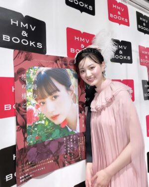 Noa Tsurushima Instagram - #鶴嶋乃愛1stフォトエッセイ
#微睡む花の様に　

お渡し会どうもありがとうございました🌸
ファンの皆様に直接お目にかかれてとても嬉しいひと時でした

是非、何度でも読み返して下さいね🪽

またいつか♡

ps.本の表紙とリンクする様にメイクもお衣装もピンクたっぷりにしていただきました🌸やはり、私の永遠のテーマカラー。
