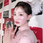 Noa Tsurushima Instagram - #鶴嶋乃愛1stフォトエッセイ #微睡む花の様に　 お渡し会どうもありがとうございました🌸 ファンの皆様に直接お目にかかれてとても嬉しいひと時でした 是非、何度でも読み返して下さいね🪽 またいつか♡ ps.本の表紙とリンクする様にメイクもお衣装もピンクたっぷりにしていただきました🌸やはり、私の永遠のテーマカラー。