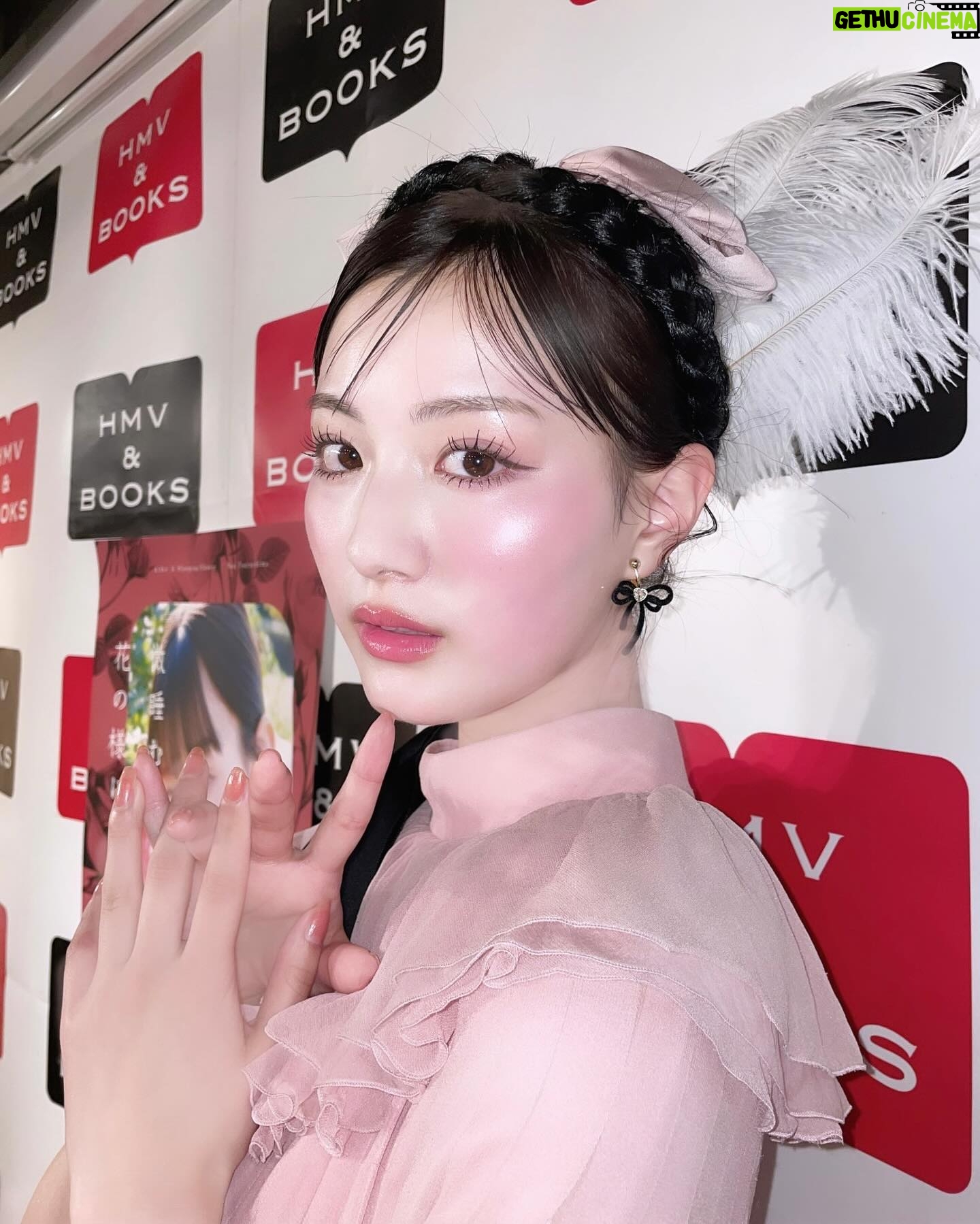 Noa Tsurushima - 3 Likes - #鶴嶋乃愛1stフォトエッセイ
#微睡む花の様に
お渡し会どうもありがとうございました🌸
ファンの皆様に直接お目にかかれてとても嬉しいひと時でした
是非、何度でも読み返して下さいね🪽
またいつか♡
ps.本の表紙とリンクする様にメイクもお衣装もピンクたっぷりにしていただきました🌸やはり、私の永遠のテーマカラー。