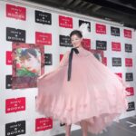 Noa Tsurushima Instagram - #鶴嶋乃愛1stフォトエッセイ #微睡む花の様に　 お渡し会どうもありがとうございました🌸 ファンの皆様に直接お目にかかれてとても嬉しいひと時でした 是非、何度でも読み返して下さいね🪽 またいつか♡ ps.本の表紙とリンクする様にメイクもお衣装もピンクたっぷりにしていただきました🌸やはり、私の永遠のテーマカラー。