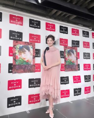 Noa Tsurushima Instagram - #鶴嶋乃愛1stフォトエッセイ
#微睡む花の様に　

お渡し会どうもありがとうございました🌸
ファンの皆様に直接お目にかかれてとても嬉しいひと時でした

是非、何度でも読み返して下さいね🪽

またいつか♡

ps.本の表紙とリンクする様にメイクもお衣装もピンクたっぷりにしていただきました🌸やはり、私の永遠のテーマカラー。