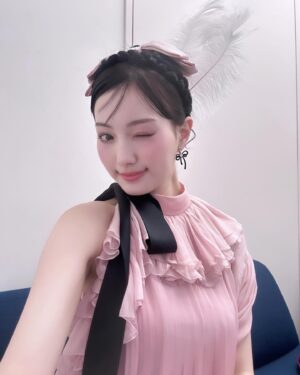 Noa Tsurushima Instagram - #鶴嶋乃愛1stフォトエッセイ
#微睡む花の様に　

お渡し会どうもありがとうございました🌸
ファンの皆様に直接お目にかかれてとても嬉しいひと時でした

是非、何度でも読み返して下さいね🪽

またいつか♡

ps.本の表紙とリンクする様にメイクもお衣装もピンクたっぷりにしていただきました🌸やはり、私の永遠のテーマカラー。