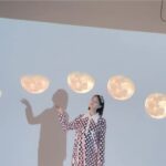 Noa Tsurushima Instagram - 宇宙を旅する様な撮影🌕 今回のエッセイ本はお二人のカメラマンさんにご尽力賜り、なんとも贅沢で貴重なお時間でございました。御二方から見えるまた別の形の私フォトエッセイ是非、ご覧になってくださいね🌃 #鶴嶋乃愛1stフォトエッセイ #微睡む花の様に