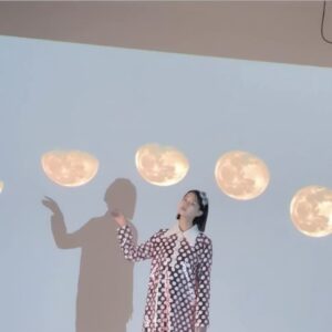 Noa Tsurushima Instagram - 宇宙を旅する様な撮影🌕
今回のエッセイ本はお二人のカメラマンさんにご尽力賜り、なんとも贅沢で貴重なお時間でございました。御二方から見えるまた別の形の私フォトエッセイ是非、ご覧になってくださいね🌃

#鶴嶋乃愛1stフォトエッセイ 
#微睡む花の様に
