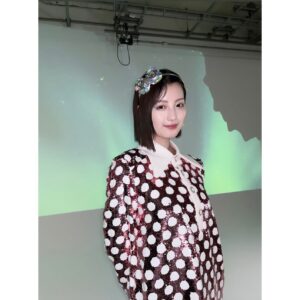Noa Tsurushima Instagram - 宇宙を旅する様な撮影🌕
今回のエッセイ本はお二人のカメラマンさんにご尽力賜り、なんとも贅沢で貴重なお時間でございました。御二方から見えるまた別の形の私フォトエッセイ是非、ご覧になってくださいね🌃

#鶴嶋乃愛1stフォトエッセイ 
#微睡む花の様に