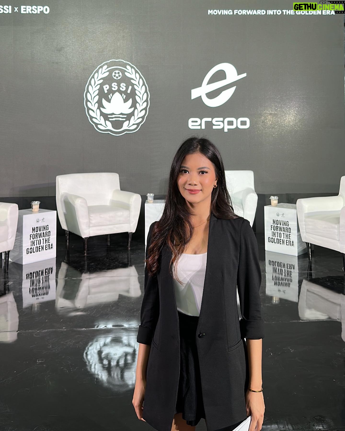 Noella Sisterina - 3 Likes - MC for Press Conference
Kick Off Partnership PSSI x ERSPO “Moving Forward Into The Golden Era”
Di hadiri oleh:
Bapak Erick Thohir - Ketua PSSI
Bapak Muhammad Saddad - CEO Erigo
Bapak Ernanda Putra - Founder & CEO Makna Group
#MC #masterofceremony #MCbyNoe