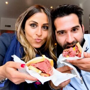 Noemí de Miguel Instagram - Me habéis provocado mucho estos días con Montreal 🥹 y la F1. 

Advertencias varias ⚠️ 
Dadle a Ricciardo una bola de cristal y sacará su repertorio de palabrotas 🤬 en español. 
El aguante de Albert es infinito 😅
El de Giselle menor … por eso lo resolvimos en un duelo. 
Lo de salir a flote no se nos dio muy bien 🤪
Y no os vayáis sin probar el sándwich de pastrami de Schwartz’s