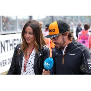 Noemí de Miguel Instagram - HASTA LUEGO ! En este post, con el primer GP de la temporada a la vista, hay una buena carga de melancolía… Pero solo existe cuando lo vivido ha merecido la pena. Y tanto:

Alucinando 😳 en los test de pretemporada en 2016 en el @circuitdebcncat Recién caída a un deporte que había elegido, que había seguido, que había estudiado pero del que ni te haces a la idea hasta que trabajas en un paddock. Me vino bien el baloncesto para crear espacio en los corralitos de Fernando.

MuaiThai con Lewis, tratando siempre de hacer entrevistas diferentes. Que sorprendiesen al piloto y entendiese esa atención no solo a lo que es en el monoplaza sino también como persona. Respeto. 

Trabajando para dar noticias. Y la del regreso de Fernando la di en la Ser. Ya sabíamos que “hasta luego” no es un “adiós”.

Qué fortuna los pilotos dos españoles 😝 Y nos subimos al podio. Los Sainz, los Carlos, Reyes, Juanjo… el aprecio y valor. 

Y que Checo y Red Bull iban a trabajar juntos tb en Movistar. 
El día de la foto casi 😅 perdemos a Luis que se hizo una croqueta. 

Mi favorito ❤️ Conversaciones serias y no tan serias. Me lo guardo todo de Niki. Esa en Austria fue nuestra última entrevista. 

Tuve muy buenos maestros, desde el primer día. Bueno, Albert os ha enseñado a todos. Y muchas fotos … que espero nunca salgan a la 💡🤣🤣🤣

Y para siempre me llevo una colección de mujeres increíbles, alguna no se va a librar de mí en la vida 😝🤘🏽💓 Mis amigas. 

Cuando quise dejar la vida nómada, me esperaba el trío calavera ☠️🙃 Qué os voy a contar de lo que es ternerles al lado cada carrera. 

Y no soy yo si no hay foto corriendo y algo tenía que haber de Bahrain 🇧🇭 Circuito entretenido en el que me ha llegado a llover 😅 y he comido arena 🤣🤣🤣 

Podría y no descarto hacer un post o un libro 😅 tour de localizaciones en entorno circuito del mundial de F1 🏁 para correr. Porque las hay espectaculares. Tened en cuenta que mi primer medio maratón lo corrí en un circuito, Hockenheimring (el finde de la debacle de Mercedes)

Y aquí me falta el equipazo porque sin ellos no hay nada. Pero es que no os libráis de más post … ni de mi en el motor 🏎️ eso está muy claro 🚨🚨🚨