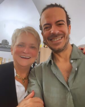 Noémia Costa Instagram - Há muito que sigo o seu trabalho @davidxavier.hairpro e adoro.
Então pedi-lhe se me cortava o cabelo e me dava um novo look.
Além do exímio profissional encontrei um Ser Humano com  altos valores e de um altruísmo que vai sendo raro.
Obrigada meu querido @davidxavier.hairpro pelo teu talento e tudo mais.
Até já!!!!!
Eu escolho os melhores e ele É. 🩷🩷🩷