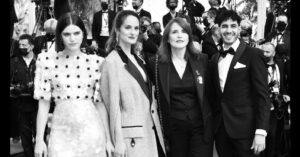 Noémie Merlant Instagram - Émue que le festival de cannes ait accueilli les équipes des films sélectionnés l’an dernier qui n’ont pas pu vivre le festival. 
« a good man » de Marie Castille Mention Schaar, qui par ce film tente de montrer, de raconter le combat des personnes trans, sort le 27 octobre au cinéma après plus de deux ans.
Il est vraiment urgent et nécessaire d’entendre leurs revendications, leurs récits, et celles des autres communautés marginalisées en général, et prendre conscience nous de nos privilèges et de nos ignorances.
L’accès à la parentalité est quasiment impossible  pour les personnes trans, porter son enfant comme Benjamin le fait dans le film est irréalisable en France aujourd’hui. ****Merci à Marie Castille pour ce film et cette ouverture au dialogue, merci à Chris, à Emanuel, merci Jonas pour tout ce que tu es et fait, merci Gabe , ton temps, tes conseils, tes combats ❤️