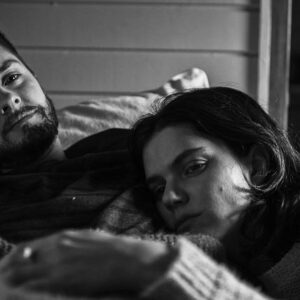 Noémie Merlant Instagram - Émue que le festival de cannes ait accueilli les équipes des films sélectionnés l’an dernier qui n’ont pas pu vivre le festival. 
« a good man » de Marie Castille Mention Schaar, qui par ce film tente de montrer, de raconter le combat des personnes trans, sort le 27 octobre au cinéma après plus de deux ans.
Il est vraiment urgent et nécessaire d’entendre leurs revendications, leurs récits, et celles des autres communautés marginalisées en général, et prendre conscience nous de nos privilèges et de nos ignorances.
L’accès à la parentalité est quasiment impossible  pour les personnes trans, porter son enfant comme Benjamin le fait dans le film est irréalisable en France aujourd’hui. ****Merci à Marie Castille pour ce film et cette ouverture au dialogue, merci à Chris, à Emanuel, merci Jonas pour tout ce que tu es et fait, merci Gabe , ton temps, tes conseils, tes combats ❤️