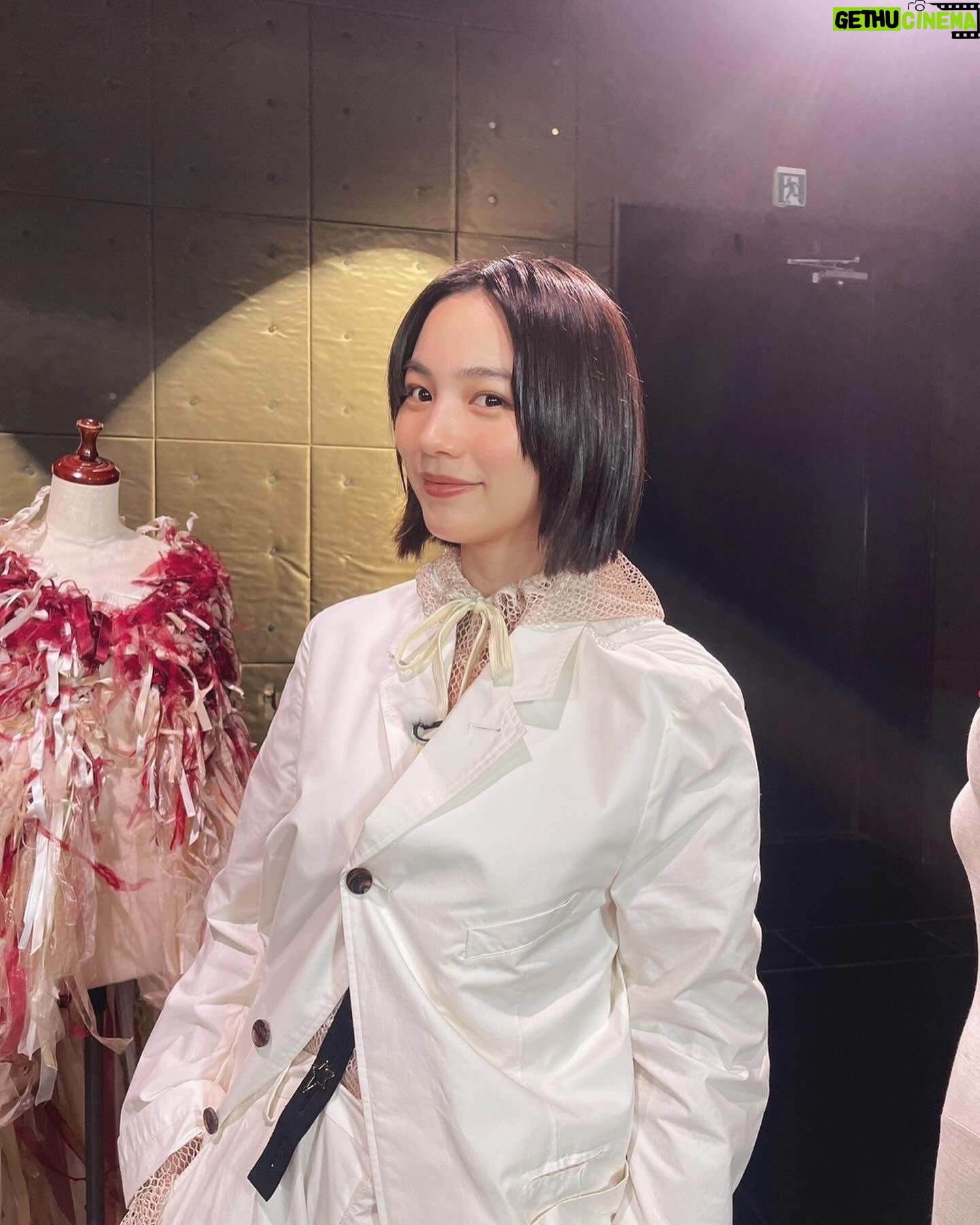 Non Instagram - 21:30からはEテレでスイッチインタビュー後編。 今回は百田さんからのんへのインタビューにスイッチ。百田さんが優しく受け止めてくれるから気楽に朗らかに話せた。とっても楽しかったよー☺️ぜひぜひ見てね。 そして、放送終了後にのんからサプライズがあるよ🧢🫐🛝 ストーリーやXでお知らせするからチェックしてね! NON Styling: @izumimachino NON Hair&Make up: Shie Kanno #NHK #Eテレ #スイッチインタビュー