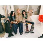 Non Instagram - 「夢が傷むから（Inspired by 東京百景）」バンドバージョンMVみんな見てくれたかな？ ひぐちけいが作曲してくれて、又吉直樹さんのエッセイ「東京百景」にインスパイアされて私が歌詞を書いた大切な曲です。 MVでは監督・編集・主演を務めています。 その時のオフショット🛝🫐 これから見るよって人も、のんOFFICIAL YouTubeでぜひ見てねーー！ #夢が傷むから #東京百景
