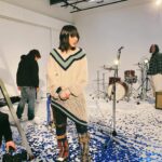 Non Instagram - 「夢が傷むから（Inspired by 東京百景）」バンドバージョンMVみんな見てくれたかな？ ひぐちけいが作曲してくれて、又吉直樹さんのエッセイ「東京百景」にインスパイアされて私が歌詞を書いた大切な曲です。 MVでは監督・編集・主演を務めています。 その時のオフショット🛝🫐 これから見るよって人も、のんOFFICIAL YouTubeでぜひ見てねーー！ #夢が傷むから #東京百景