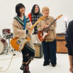 Non Instagram - 「夢が傷むから（Inspired by 東京百景）」バンドバージョンMVみんな見てくれたかな？ ひぐちけいが作曲してくれて、又吉直樹さんのエッセイ「東京百景」にインスパイアされて私が歌詞を書いた大切な曲です。 MVでは監督・編集・主演を務めています。 その時のオフショット🛝🫐 これから見るよって人も、のんOFFICIAL YouTubeでぜひ見てねーー！ #夢が傷むから #東京百景