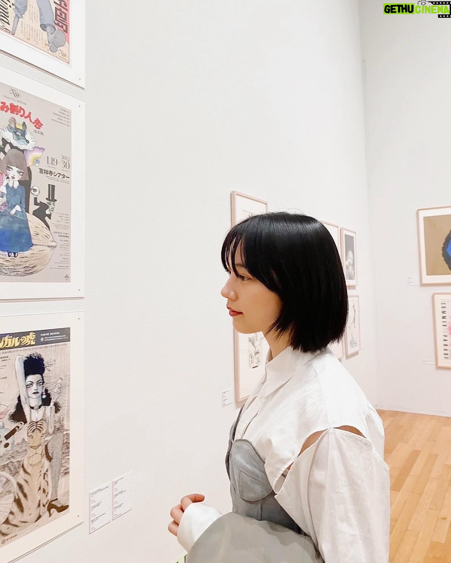 Non Instagram - 東京オペラシティアートギャラリーでの、宇野亞喜良展 AQUIRAX UNOへ行ってきた。 大規模な宇野さんの展示を見られる喜び。 15歳の少年の頃のデッサンから辿って広告や絵本、ポスター、人形や舞台美術や舞台衣装。宇野さんの作品を時代を様々な作風を網羅できる素晴らしい展示でした。 そして、なんで私は、宇野さんの描いた宮沢賢治を知らなかったんだろう!写真はオッケーとのことだったので皆さんにもお裾分けするね。 あらゆるものを冗談めかしてコラージュするように描かれる宇野亞喜良さんの、圧倒的なセンスを!堪能して幸せに満ちてます。 この夢見心地のまま、お布団に包まれて、朝にはカーテンを開けて春の日を浴びたいと思います。 大好きなものを見ると、全てに前向きになれるね! 好き!大好き!👼 #tokyooperacityartgallery #宇野亞喜良 さん