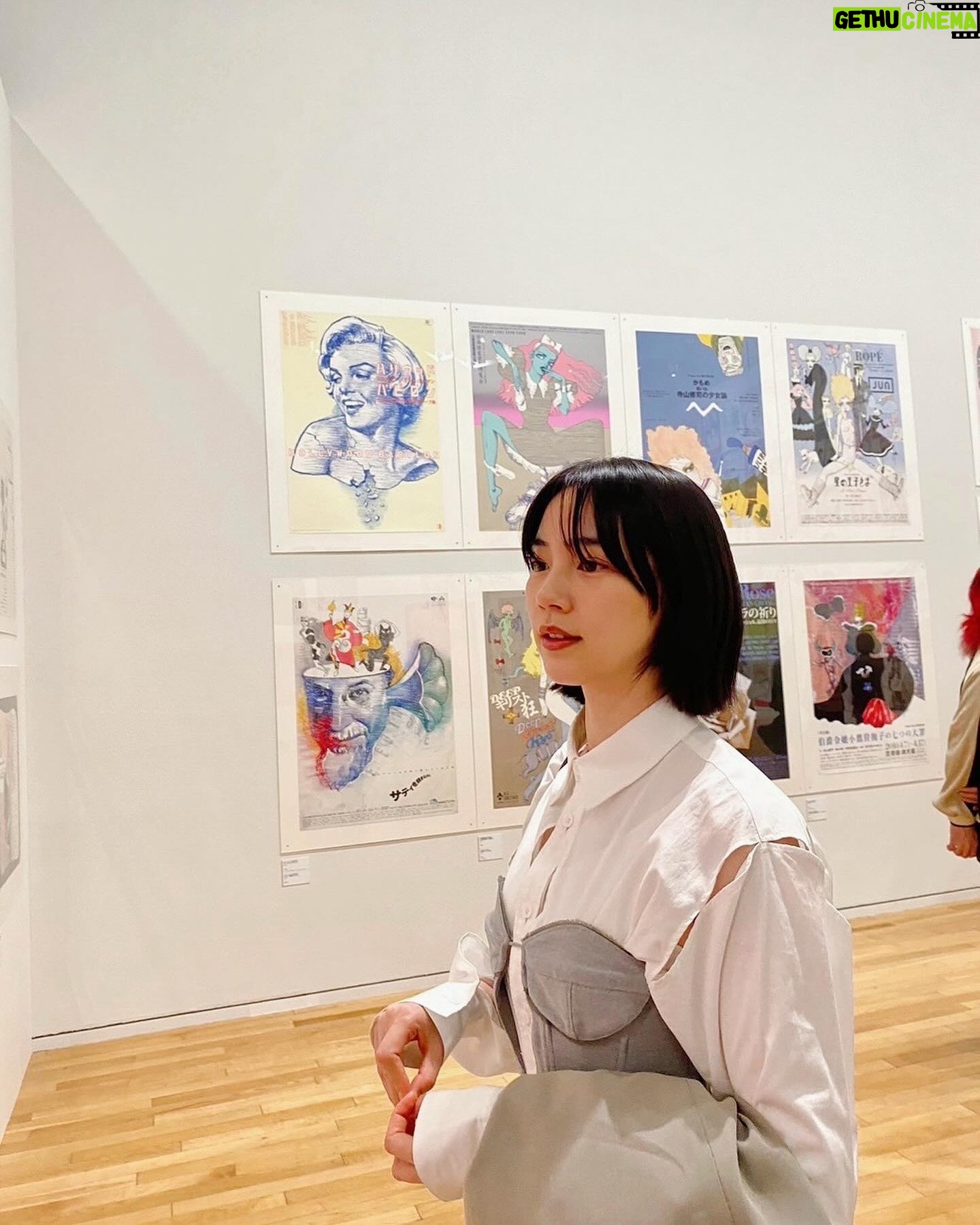 Non Instagram - 東京オペラシティアートギャラリーでの、宇野亞喜良展 AQUIRAX UNOへ行ってきた。 大規模な宇野さんの展示を見られる喜び。 15歳の少年の頃のデッサンから辿って広告や絵本、ポスター、人形や舞台美術や舞台衣装。宇野さんの作品を時代を様々な作風を網羅できる素晴らしい展示でした。 そして、なんで私は、宇野さんの描いた宮沢賢治を知らなかったんだろう!写真はオッケーとのことだったので皆さんにもお裾分けするね。 あらゆるものを冗談めかしてコラージュするように描かれる宇野亞喜良さんの、圧倒的なセンスを!堪能して幸せに満ちてます。 この夢見心地のまま、お布団に包まれて、朝にはカーテンを開けて春の日を浴びたいと思います。 大好きなものを見ると、全てに前向きになれるね! 好き!大好き!👼 #tokyooperacityartgallery #宇野亞喜良 さん