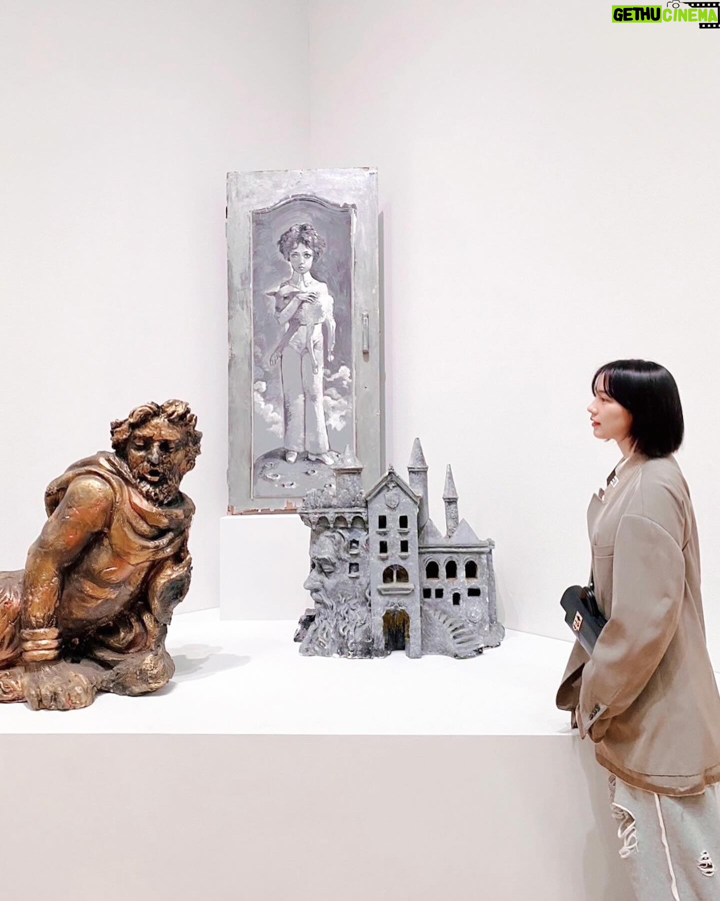 Non Instagram - 東京オペラシティアートギャラリーでの、宇野亞喜良展 AQUIRAX UNOへ行ってきた。 大規模な宇野さんの展示を見られる喜び。 15歳の少年の頃のデッサンから辿って広告や絵本、ポスター、人形や舞台美術や舞台衣装。宇野さんの作品を時代を様々な作風を網羅できる素晴らしい展示でした。 そして、なんで私は、宇野さんの描いた宮沢賢治を知らなかったんだろう!写真はオッケーとのことだったので皆さんにもお裾分けするね。 あらゆるものを冗談めかしてコラージュするように描かれる宇野亞喜良さんの、圧倒的なセンスを!堪能して幸せに満ちてます。 この夢見心地のまま、お布団に包まれて、朝にはカーテンを開けて春の日を浴びたいと思います。 大好きなものを見ると、全てに前向きになれるね! 好き!大好き!👼 #tokyooperacityartgallery #宇野亞喜良 さん