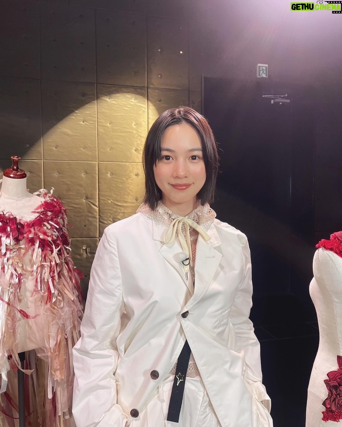 Non Instagram - 21:30からはEテレでスイッチインタビュー後編。 今回は百田さんからのんへのインタビューにスイッチ。百田さんが優しく受け止めてくれるから気楽に朗らかに話せた。とっても楽しかったよー☺️ぜひぜひ見てね。 そして、放送終了後にのんからサプライズがあるよ🧢🫐🛝 ストーリーやXでお知らせするからチェックしてね! NON Styling: @izumimachino NON Hair&Make up: Shie Kanno #NHK #Eテレ #スイッチインタビュー