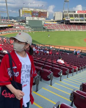 Nono Maida Instagram - 約3年ぶりの#マツダスタジアム 観戦でした⚾︎
#ピンクスライリー に会えました🎶

３枚目は#野間峻祥 選手が大好きなお兄ちゃんと😊
家族みんなで応援出来て楽しかったです😆

#CARP #カープ