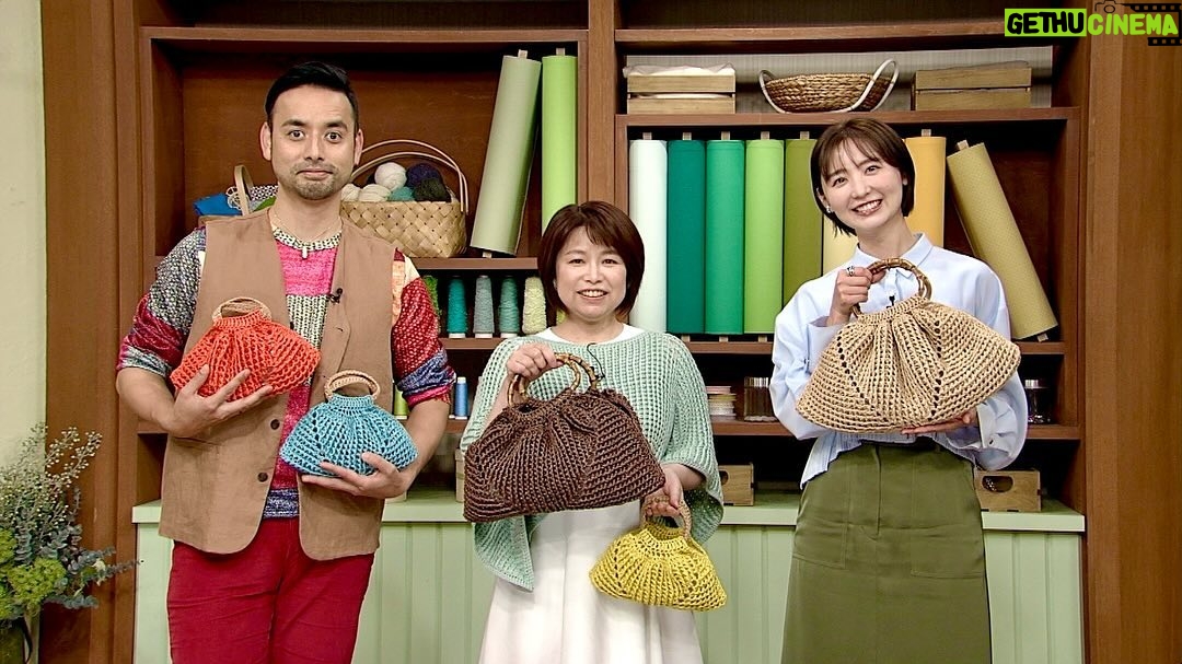 Nonoka Ono Instagram - 本日よる9:30〜 EテレNHK【すてきにハンドメイド】 初夏にぴったりのハンドバッグを編みました✨ 初心者でも挑戦しやすい シンプルな編み方です👍 動画でみると、さらに分かりやすいので 録画して何度もみてチャレンジしてね☺️✨ 夏に編み物できるの嬉しいな。 ミニバック、娘にも編んであげようかな〜! 持ち手にスカーフ巻いたり、 持ち手を長くしてトートバッグにしたり、 いろいろとアレンジもできそう🤔🫶 #すてきにハンドメイド #編み物