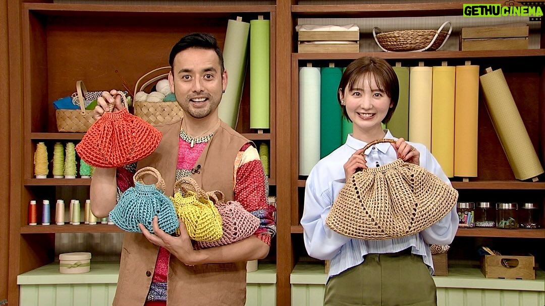 Nonoka Ono Instagram - 本日よる9:30〜 EテレNHK【すてきにハンドメイド】 初夏にぴったりのハンドバッグを編みました✨ 初心者でも挑戦しやすい シンプルな編み方です👍 動画でみると、さらに分かりやすいので 録画して何度もみてチャレンジしてね☺️✨ 夏に編み物できるの嬉しいな。 ミニバック、娘にも編んであげようかな〜! 持ち手にスカーフ巻いたり、 持ち手を長くしてトートバッグにしたり、 いろいろとアレンジもできそう🤔🫶 #すてきにハンドメイド #編み物