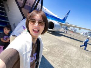 Nonoka Ono Instagram - ✈️
いざ秋田！
昔は飛行機までバスって大変、、
と思ってたけど
近くで飛行機みれるし娘も喜んでいてラッキー✌️
と思うようになりました🤣🩵

ちなみにロケで47都道府県
ほぼ制覇してる私ですが
秋田は初めて！？✨(行ってたらごめんなさい🙏笑)
夢は家族みんなで全国制覇！
子育てが終わったら世界一周もしたい〜！！🤣
#秋田旅行 #子連れ旅行 #目指せ全国制覇
#パパ顔隠してごめん。笑