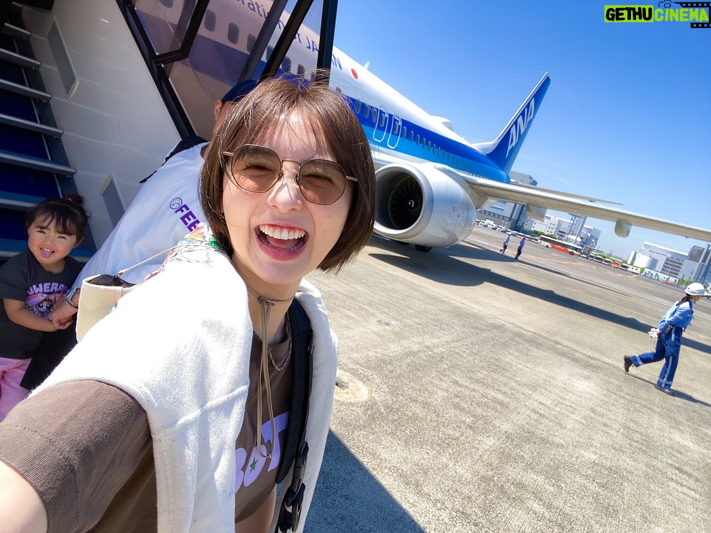 Nonoka Ono - 6K Likes - ✈️
いざ秋田!
昔は飛行機までバスって大変、、
と思ってたけど
近くで飛行機みれるし娘も喜んでいてラッキー✌️
と思うようになりました🤣🩵
ちなみにロケで47都道府県
ほぼ制覇してる私ですが
秋田は初めて!?✨(行ってたらごめんなさい🙏笑)
夢は家族みんなで全国制覇!
子育てが終わったら世界一周もしたい〜!!🤣
#秋田旅行 #子連れ旅行 #目指せ全国制覇
#パパ顔隠してごめん。笑