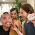 Nonoka Ono Instagram - めんどくさがりの夫 スキンケアはその日の気分で 化粧水 もしくは娘のクリーム どちらかしか付けない😇笑 化粧水だけのときは乾燥してるし クリームだけのときはテカテカしてるし スキンケアが適当すぎてほんと心配🤣🤣 だったので！ 化粧水よりうるおって※1、 乾燥、テカテカの肌悩み※2をケアできるとうわさの ウーノ　クリームパーフェクション　aを勧めてみました✨ 男性の肌を考えたうるおい成分が含まれているから、 乾燥しやすい夫のお肌にぴったり👍👍 ベタベタするのが苦手な夫ですが ジェルベースのクリームなので 塗ったあとはベタつかず肌にしっかり馴染んで とても使いやすい！と大満足👏👏 自宅用と追加で職場(プール笑)、 そしてもちろん今は遠征先にも 持って行ってくれています🤣💯 男性の肌を知り尽くしたuno様様 さすが頼りになります🧔🏻‍♂️🙏 男性のみなさんはもちろん、 スキンケアに無頓着な旦那様や彼に 化粧水よりうるおって※1肌悩み※2ケアできる ウーノのクリームパーフェクション　a教えてあげてみてください🌈 ※1 ウーノ　スキンセラムウォーター　f・ウーノ　スキンバリアローションとの保湿比較試験結果による（ファイントゥデイ調べ） ※2 テカリ・カサつき・ベタつき等を示します #PR #ウーノ #メンズスキンケア #メンズ美容 #クリームパーフェクション
