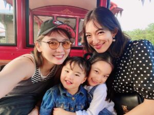 Nonoka Ono Instagram - ❤️
だいすきなふたりと
娘を連れて夢の国！🌈

娘がイヤイヤ期真っ最中なので
すこし不安だったけど
ニコニコ優しいふたりのおかげで
とっても楽しんでくれたし
私も楽しすぎた🥹❤️

最後の動画も記録用に
あえて残しておく🤫
(音量注意⚠️)
こういうのってなかなか
自分で撮る余裕ないから
撮ってくれてる先輩ママさすがっす笑

子連れのディズニーって
楽しいだけじゃなく
気力体力かーなり必要だけど
やっぱり子供の笑顔の力って
それを優に超えるのね。

それと、
帰りの車で運転しながら
自分の親も同じこと
してくれてたなーって

帰りの運転
疲れてただろうなーって

いろんなこと考えて
ひとりでウルってた🥹笑笑

そして娘も、私も、
すこし成長した気がしました☺️

せりちゃん、おまんじゅう娘ちゃん、
@seri___official いつもありがとう❤️