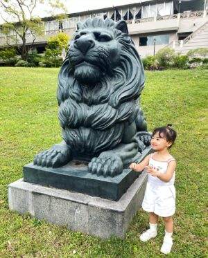 Nonoka Ono Instagram - 🌳
シンガポール滞在中は
【Hotel Fort Canning】に宿泊しました！

Fort Canning Parkの中にあるホテルで
とっっっっっても良かった🥹✨

・３階建のホテルで落ち着いてる。
お部屋の天井も高くてひろびろしてて素敵。
景色も最高。バスタブもあるの嬉しい。

・予約時、子供の情報はいれただけなのに
ベビーベットを用意していてくれた。

・大きいプールが２つもあって常にガラガラ。

・公園の中にあるから散歩し放題。
おしゃれなレストランもあったので
チェックインまでの時間も潰せる🫶
(遊具とかもあるみたいだったけど
広すぎて辿り着かなかった🤣🙏)

・徒歩だとホテルまで坂が大変だけど
タクシー使っちゃえばどこいくにも便利な立地
(シンガポール狭いからどこもそんな感じだけど笑)

・スタッフの方々みんな優しすぎる

・高級ホテルに比べたら安めでコスパ良い

Fort Cannig Park全然まわりきれなかったし
シンガポールにきたらまた絶対泊まりたい🥺🩵